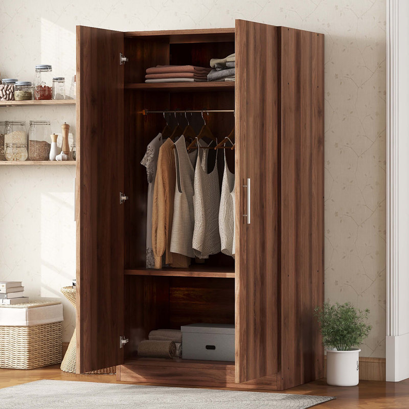 Armoire en bois avec tablettes intérieures