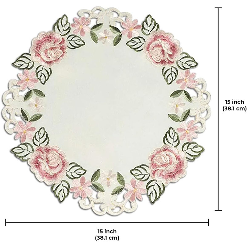 Ensemble de napperons ronds fabriqués à la main avec dentelle florale brodée pour une élégante table de salle à manger et un décor de Noël