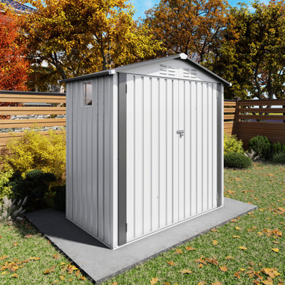 Remise à outils en métal de 6 pi x 3,5 pi avec fenêtre transparente et trous de ventilation, idéale pour le rangement de patio, couleur grise, remise de conception simple, rouille à haute résistance, toit couronné blanc