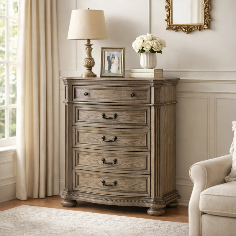 Grande commode Arie, 5 tiroirs avec poignées en bronze vieilli, brun clair