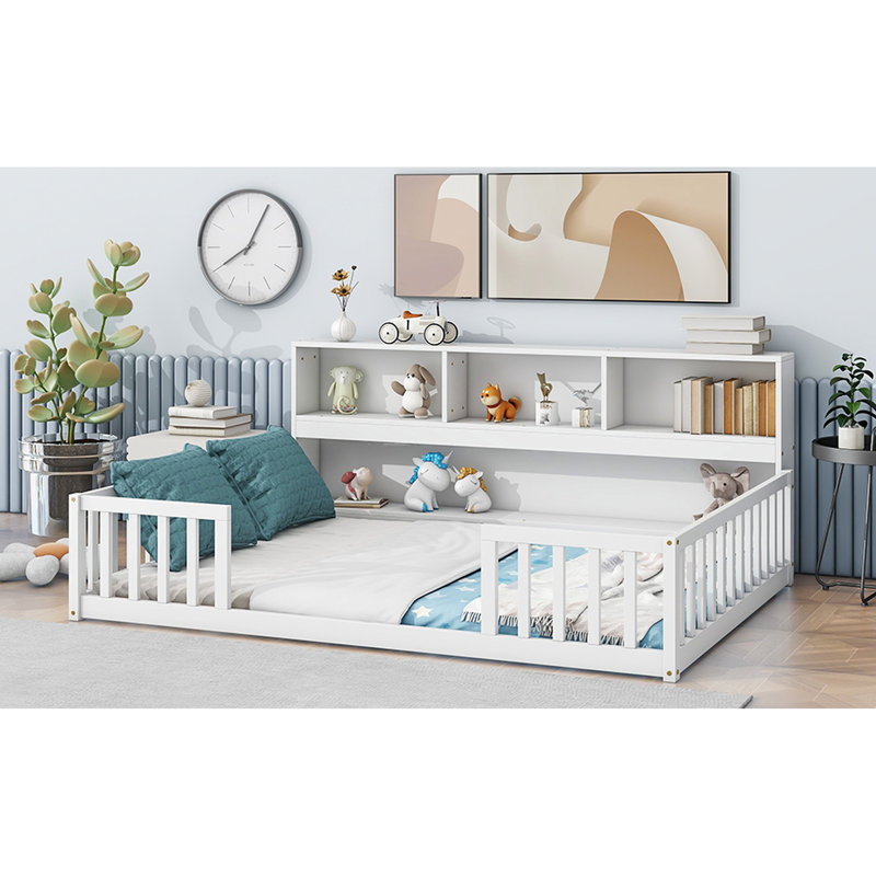 Lit blanc à plancher double avec bibliothèque et tablettes attachées, garde-corps pour la sécurité dans la chambre à coucher, espace de sommeil écoénergétique