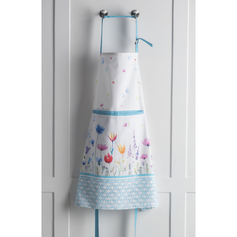 Tablier de fleurs dans le champ