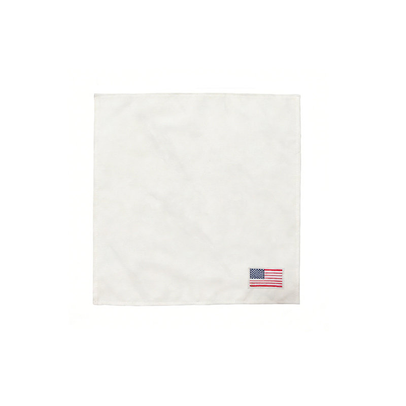 Nappe et napperons brodés avec cœurs, A