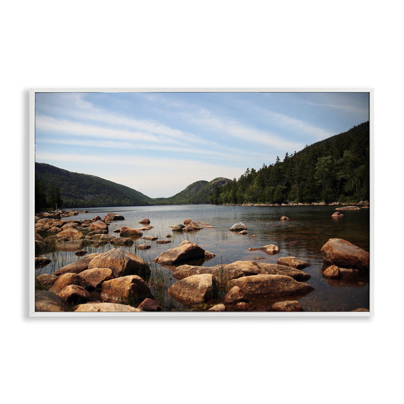 «Cold River Lake Landscape», estampe numérique, design par Lisa Colberg, H 16 po x l 24 po