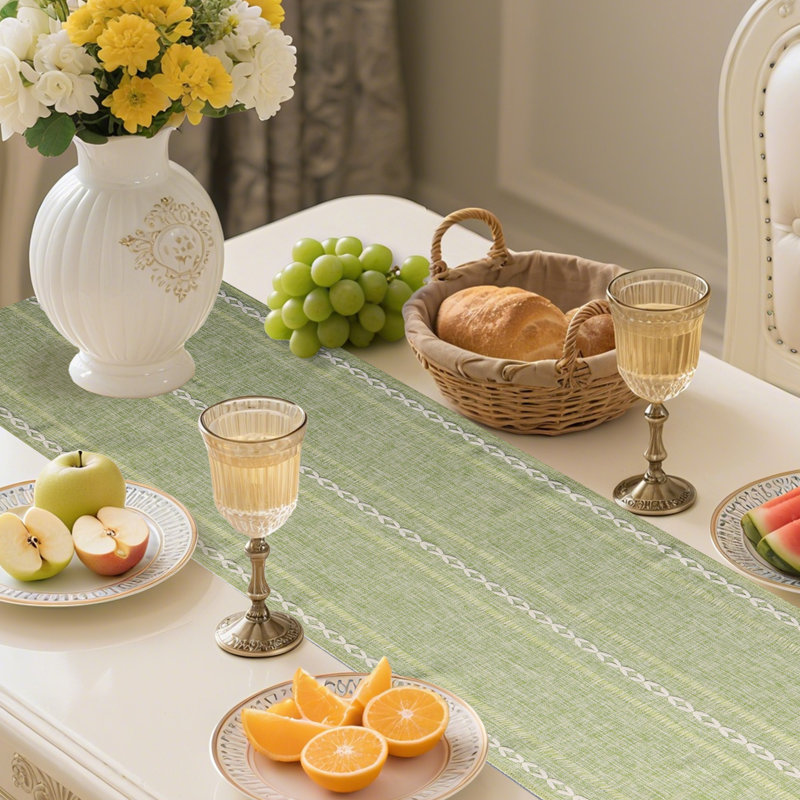 Chemin de table rayé en coton mélangé avec broderies ajourées, Rectangle 79 po, Sauge