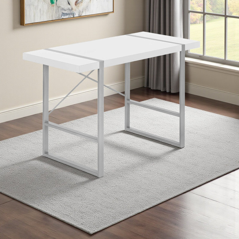 Bureau d'ordinateur Penny blanc avec support en X et pieds en métal argenté, H 29,77 po x l 48,71 po x P 23,52 po
