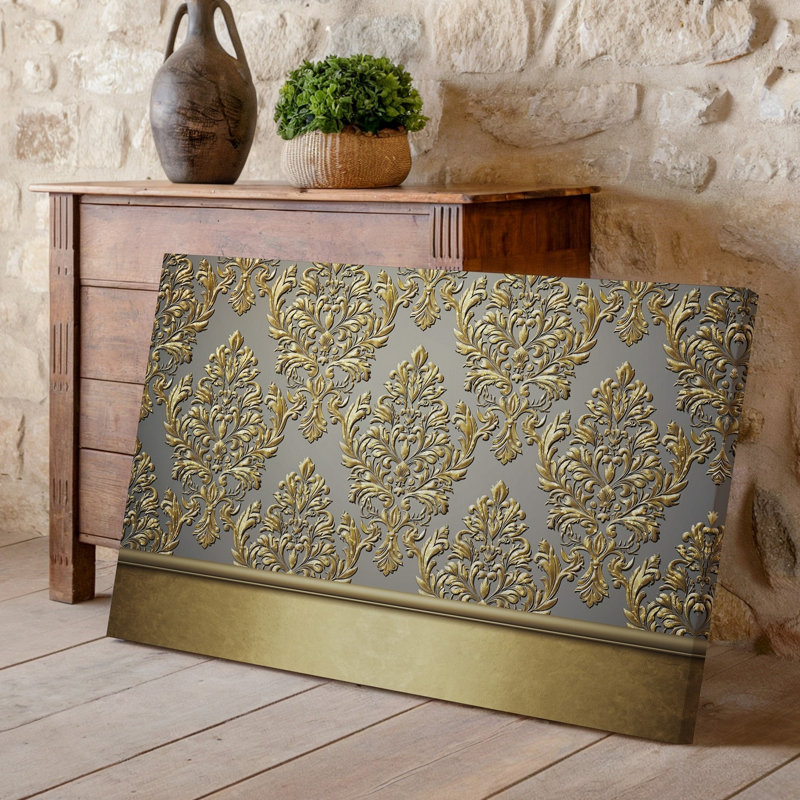 La toile crée un design de papier peint élégant avec un motif damassé complexe en or chatoyant contre un taupe doux