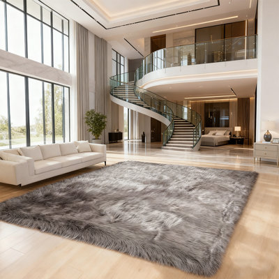 Tapis gris luxueux en fausse peau de mouton