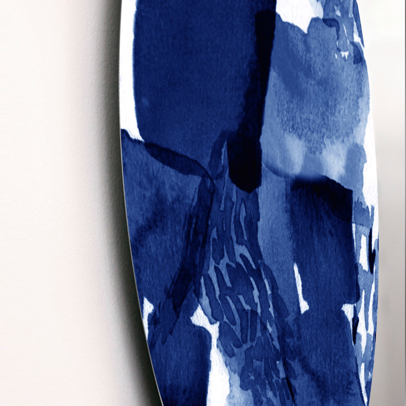 Impression abstraite en bleu classique sur fond blanc I - art moderne en cercle métallique, H 11 po x l 11 po