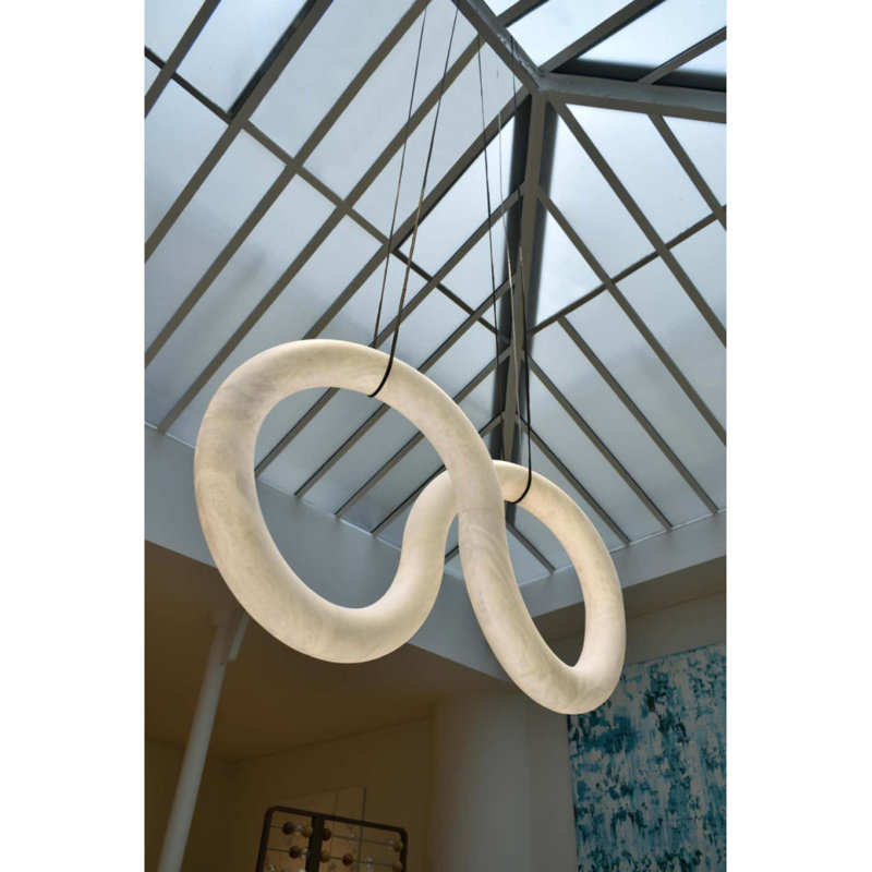 Lustre suspendu clair en cuir et acier albâtre clair, Tremble, 105" Length x 31" Wide x 14" to 72" Height, Laiton satiné