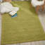 Tapis vert en laine tissé à la main et à plat-449278663
