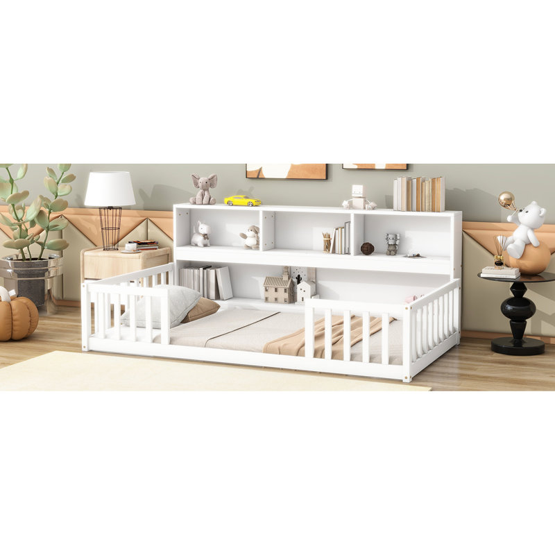 Lit simple blanc avec accès au garde-corps, tablettes et bibliothèque de chevet et entrée dans la chambre à coucher, Blanc