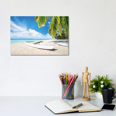 «Boat At The Beach On Bora» par - Toile tendue