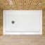 Receveur de douche rectangulaire en acrylique de 122 cm (L) x 76 cm (P) avec bonde à gauche, bride murale sur 3 côtés, seuil bas, blanc.-136909065