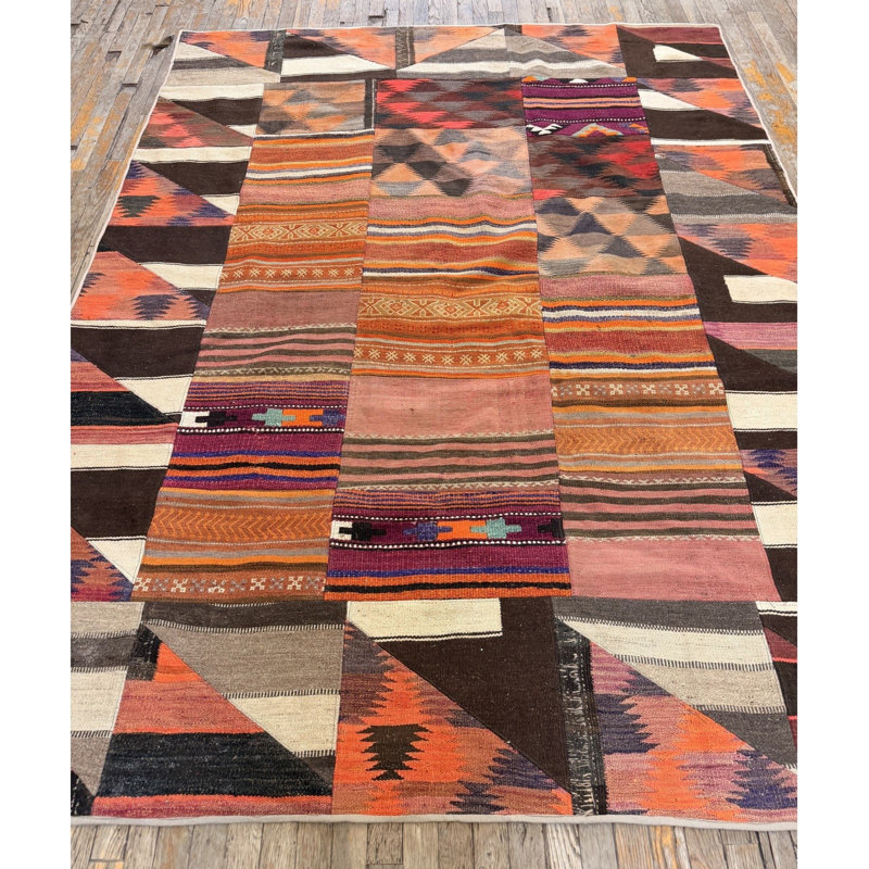 Tapis turc en laine tissé à plat à motif géométrique de style village des années 1930 de 6 pi 8 po x 8 pi 6 po