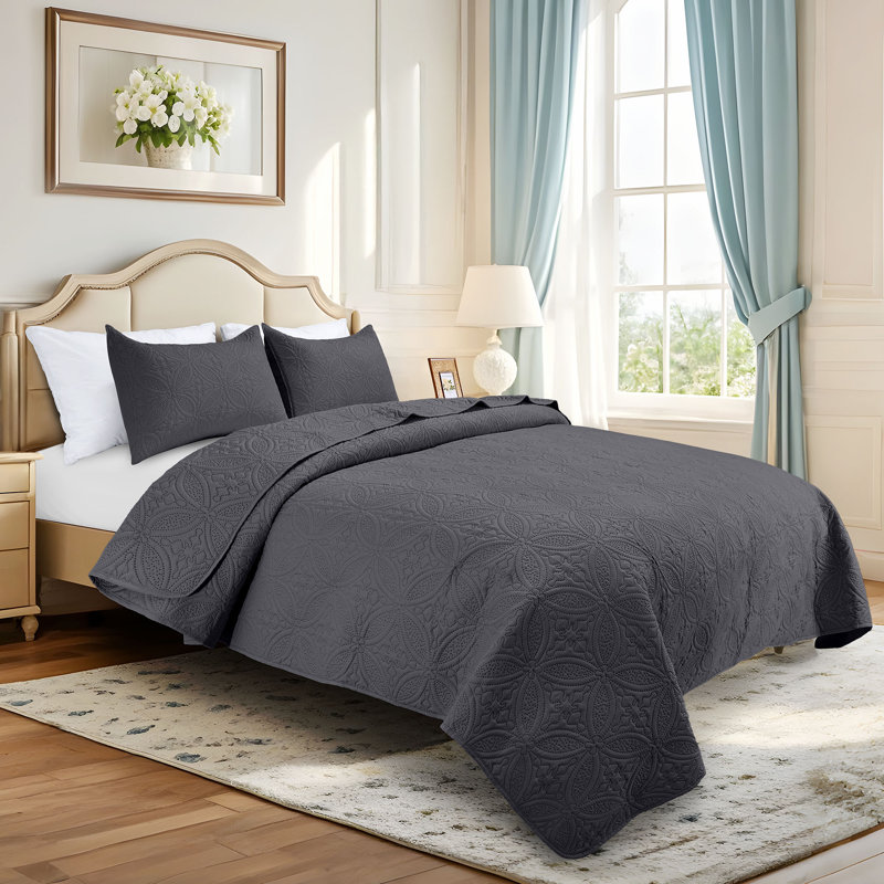 Modern & Contemporary Polyester Machine Tufted Geometric Shapes Quilt, King Quilt +2 Standard Shams