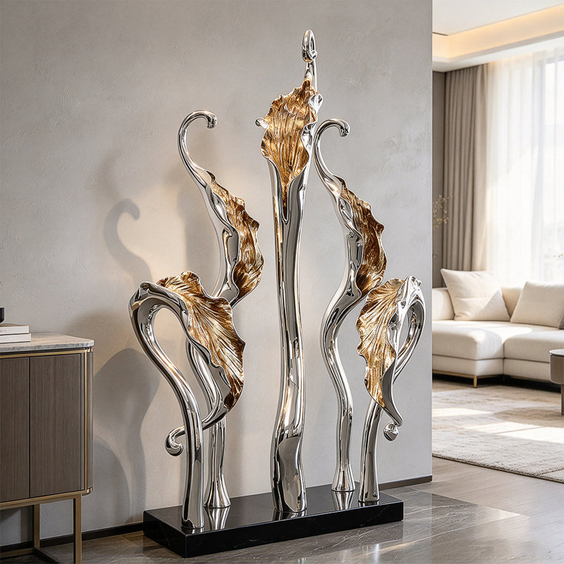 Sculpture de sol abstraite en résine de grande taille (125 cm de hauteur), plaquée argent et or, avec socle en marbre noir, ornement décoratif moderne pour hôtel, salle d'exposition et entrée.