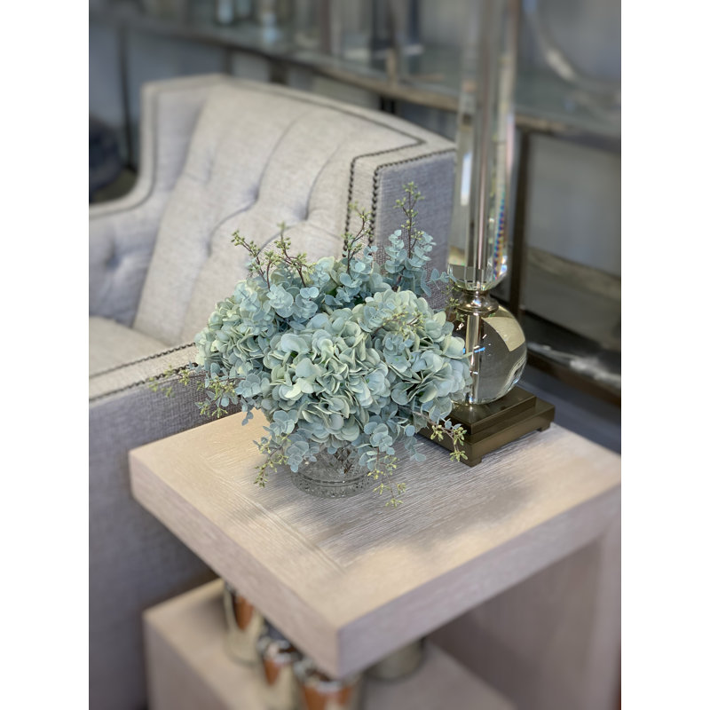 Arrangement d'hortensias et d'eucalyptus