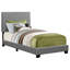 Lit simple tapissier en cuir gris pour une chambre à coucher de taille paisible avec apparence et structure stable