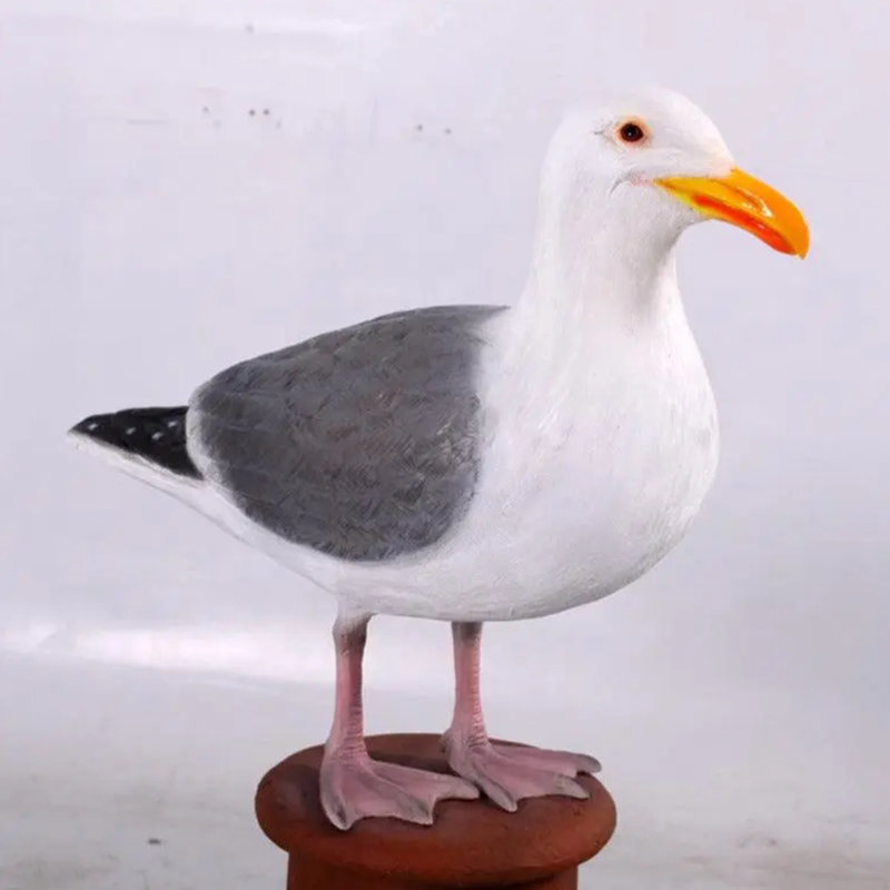 Statue de mouette sur un poteau