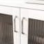 Armoire moderne blanche avec 2 portes en verre et une tablette réglable, idéale pour les espaces de vie. Organisateur de rangement multifonctionnel. Fabrication de panneaux de particules.