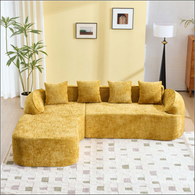 Canapé en chenille compressée en forme de L qui se marie bien avec n'importe quel salon, il est doté d'une éponge à haute élasticité pour une sensation d'assise confortable, d'accoudoirs courbés et de quatre coussins décoratifs.