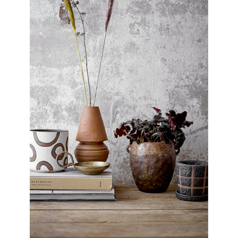 Leyburn Terracotta Planter with Saucer & Grid Pattern
