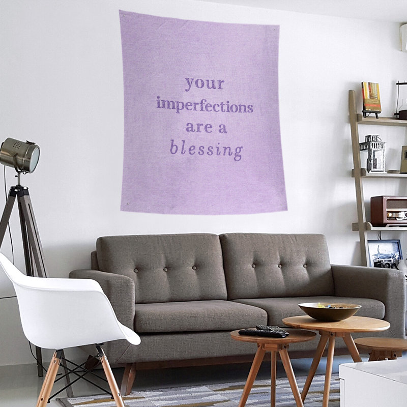 Tapisserie citation d’imperfections écrites en polyester, H 60 po x l 51 po, Mauve