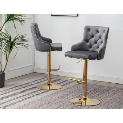 Tabouret de bar pivotant réglable (ensemble de 2) avec base dorée, chaise de cuisine rembourrée en velours, garniture cloutée et dossier capitonné, gris