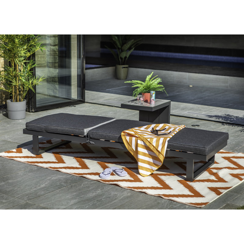 Cosmopolitan Lounger