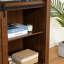 Armoire avec porte coulissante et tiroirs multiples