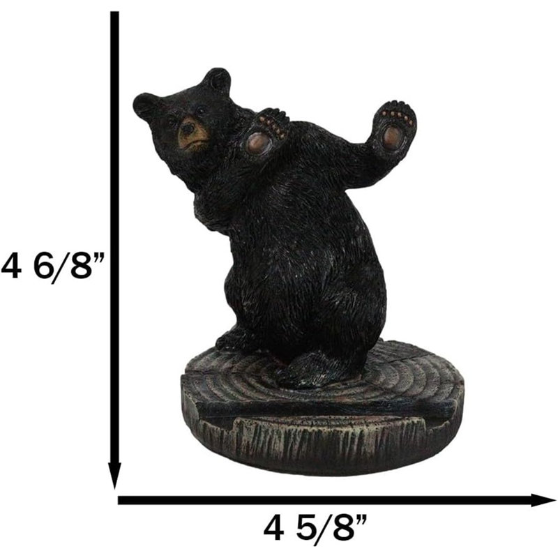 Figurine rustique à cache-cache ours noir sur un arbre