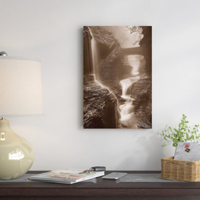 « cascade on a day day », reproduction de photo sur toile encadrée igor svibilsky