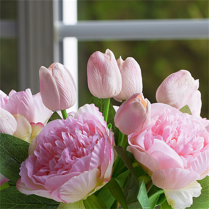 Arrangements floraux mixtes dans un vase, Rose