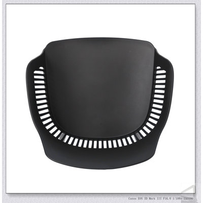 Ensemble de chaises d'extérieur DAHLIA avec mélange de plastique résistant aux intempéries, alliant durabilité et design minimaliste élégant pour tout espace extérieur.
