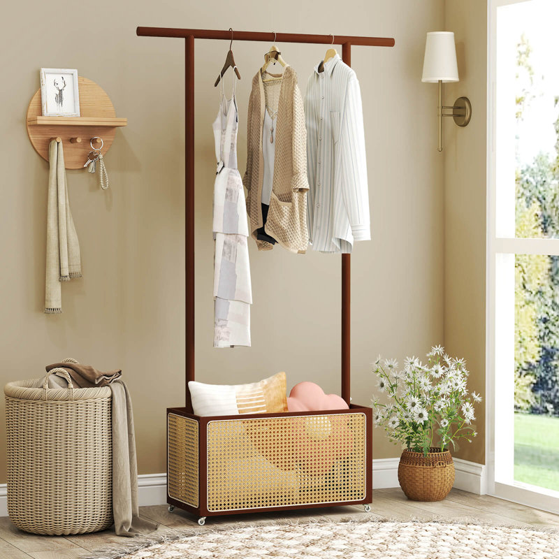 Portant à vêtements en bambou avec panier de rangement en rotin et roues, support à vêtements roulant, Brun / Naturel