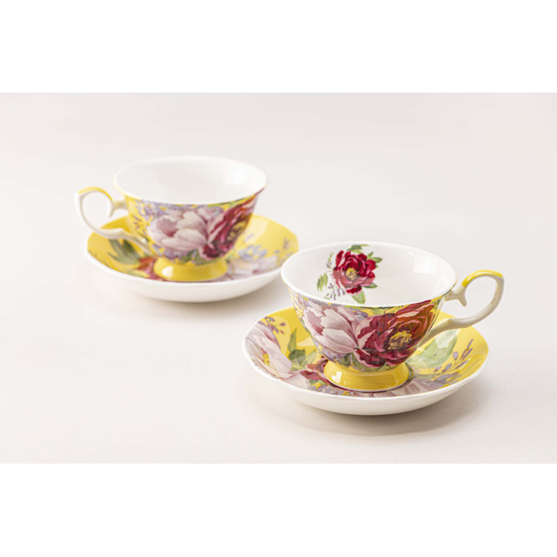 Tasse et soucoupe en porcelaine tendre 