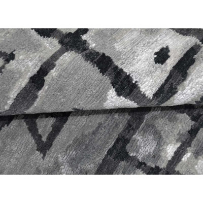 Windsom Abstract Area Rug in Sliver/Charcoal