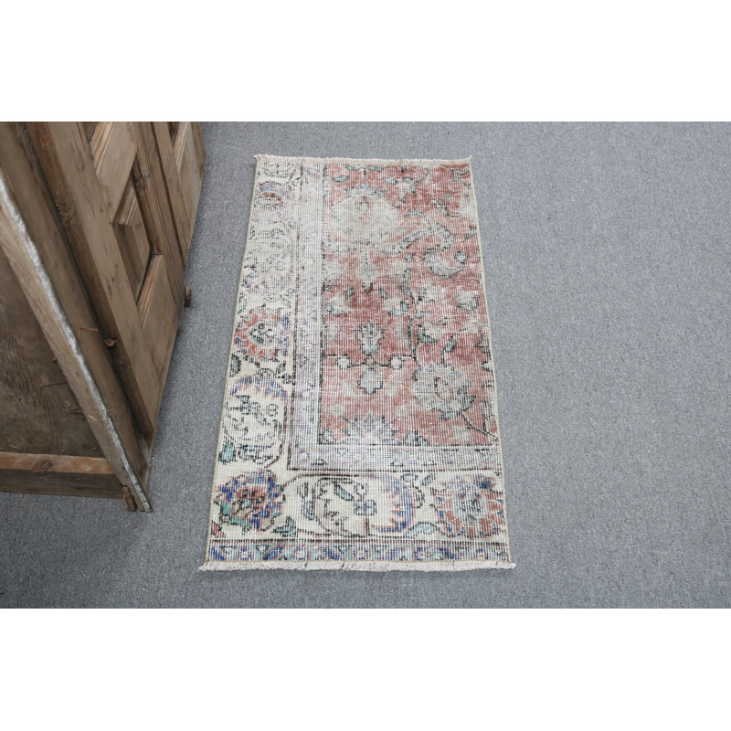 Tapis turc vintage à motifs floraux aux teintes douces et discrètes