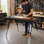 Bureau pliant avec prise standard et roulettes