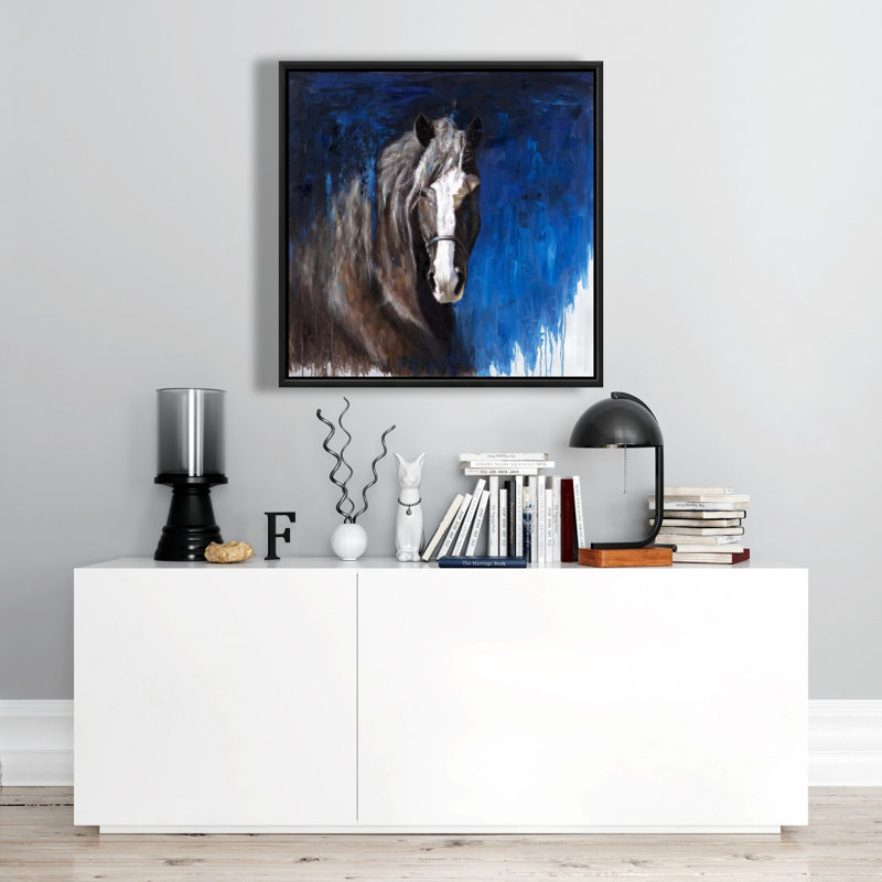 «Cheval brun sur fond bleu»