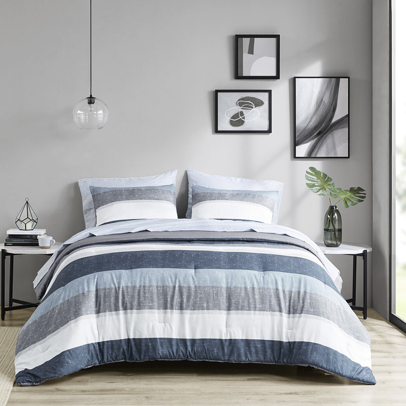 Literie de chambre à coucher moderne - Édredon à rayures et draps en gris, bleu marine, bleu avec des couleurs douces assorties