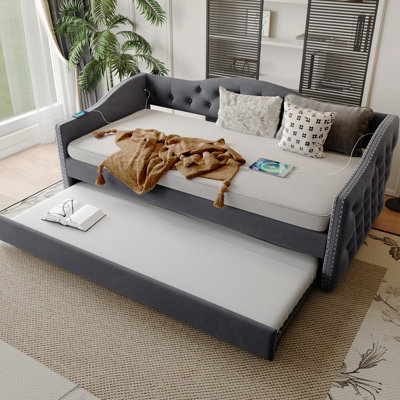 Lit de jour simple, lit gigogne, charge, revêtement en velours gris, support en lattes de bois, style Mid-Century, dossier, taille des accoudoirs ondulés, conception de charge rembourrée, gris, tissu, Century, garniture cloutée