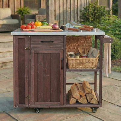 Îlot de cuisine extérieur avec comptoir en acier inoxydable, structure en sapin massif, compartiment verrouillable, compartiment à épices, fini brun foncé. Chariot de cuisine de jardin avec comptoir en acier inoxydable, tiroir coulissant robuste et étagères ouvertes.