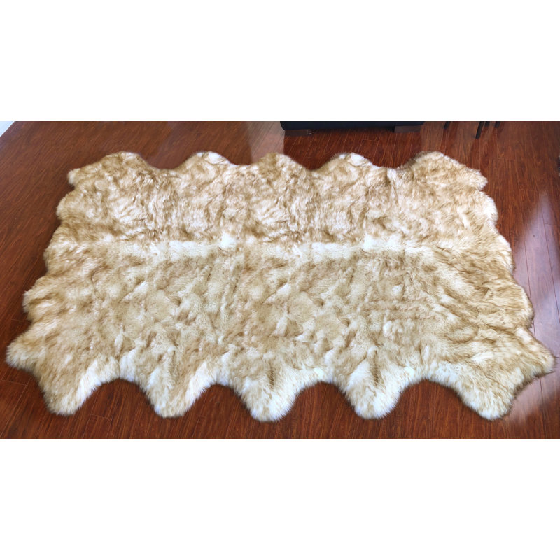 Tapis beige en peau de mouton à poil long fabriqué à la main Wick St Lawrence, Nouveauté 5 pi 7 po x 8 pi