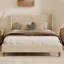 Lit plateforme tapissier moderne en velours beige avec tête de lit à oreilles et pieds en bois de noyer-636167632-636167647
