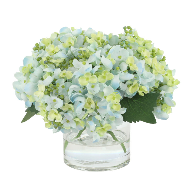 Hortensias disposés dans un vase en verre