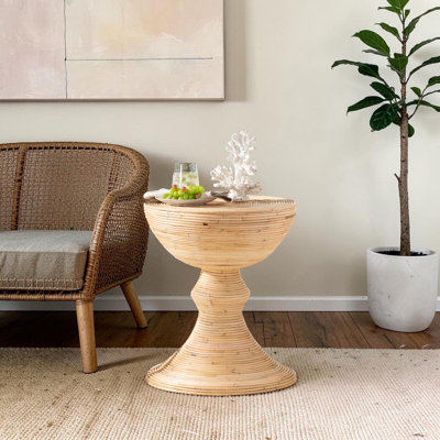 Table d'appoint en rotin tissée à la main Juri avec piédestal sculpté en osier et artisanat