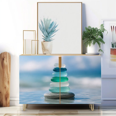 Buffet étroit de 35,4 po de largeur - armoire de rangement d'appoint à 2 portes avec pierres de verre de mer empilées bleu vert contre imprimé côtier et pieds en métal