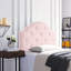 Tête de lit simple en tissu rosé avec coutures captivantes et garniture cloutée élégante aux accents contemporains
